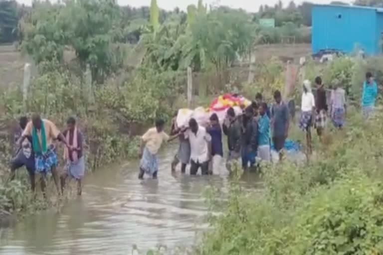 பழனியில் தொடர் மழை - தேங்கிய தண்ணீரை கடந்து உடல் நல்லடக்கம்!