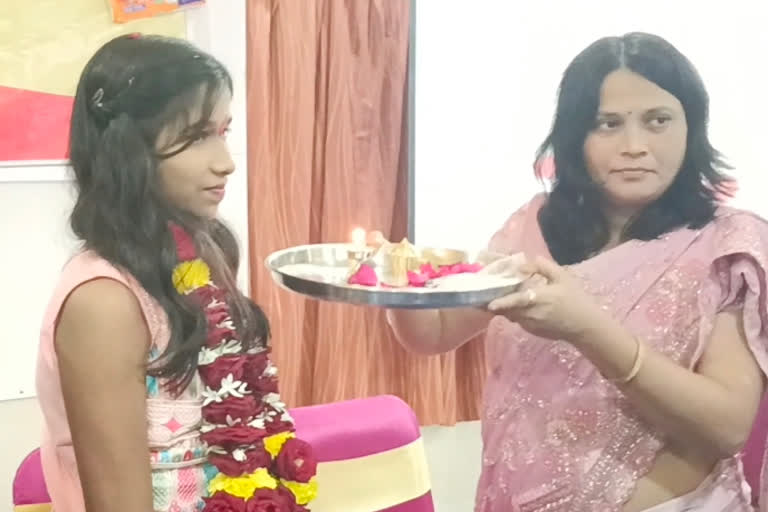 CELEBRATING FIRST MENSTRUATION OF DAUGHTER IN Maharashtra  Trimbakeshwar Ashram School in Nashik  Superstition Eradication Committee  ಮುಟ್ಟಿನ ಬಗ್ಗೆ ಜಾಗೃತಿ ಮೂಡಿಸಿ ಗಂಡ ಹೆಂಡ್ತಿ  ಮಗಳ ಮೊದಲ ಪಿರಿಯಡ್​ನ್ನು ಹಬ್ಬದಂತೆ ಆಚರಿಸಿದ ದಂಪತಿ  ಮಹಾರಾಷ್ಟ್ರದಲ್ಲಿ ಮುಟ್ಟಿನ ಬಗ್ಗೆ ಅರಿವು ಮೂಡಿಸಿದ ದಂಪತಿ  ನಾಸಿಕ್​ನ ತ್ರಯಂಬಕೇಶ್ವರ ಆಶ್ರಮ ಶಾಲೆ  ನಾಸಿಕ್​ನ ತ್ರಯಂಬಕೇಶ್ವರ ಆಶ್ರಮ ಶಾಲೆ