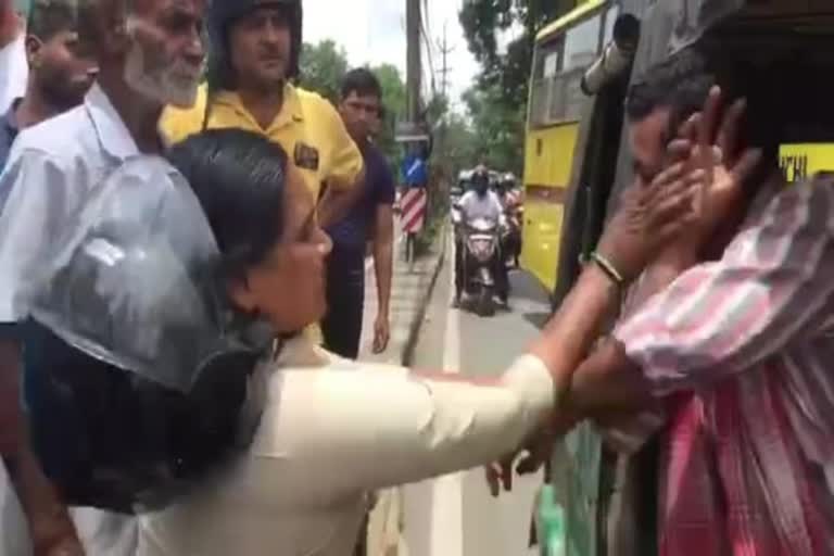 lady police hit auto driver  auto driver hit by lady police  auto driver was assaulted by a policeman  auto driver rubbed against lady police scooty  jharkhand news  jharkhand latest news  സ്‌കൂട്ടറില്‍ ഇടിച്ചതിന് ഓട്ടോ ഡ്രൈവറെ ക്രൂരമായി മര്‍ദിച്ച് വനിത പൊലീസ്  വനിത പൊലീസ് ഓട്ടോ ഡ്രൈവറെ മര്‍ദിച്ചു  ഓട്ടോ ഡ്രൈവര്‍ക്ക് മര്‍ദമമേറ്റു  ഓട്ടോ ഡ്രൈവറെ ക്രൂരമായി മര്‍ദിച്ച് വനിത പൊലീസ്  ഇടിച്ചു വീഴ്ത്തിയ ഓട്ടോ ഡ്രൈവര്‍ക്ക് മര്‍ദനം  ജാര്‍ഖണ്ഡ് വാര്‍ത്തകള്‍  ജാര്‍ഖണ്ഡില ഏറ്റവും പുതിയ വാര്‍ത്തകള്‍  പൊലീസ് മര്‍ദിച്ചു  റാഞ്ചി ജാര്‍ഖണ്ഡ്