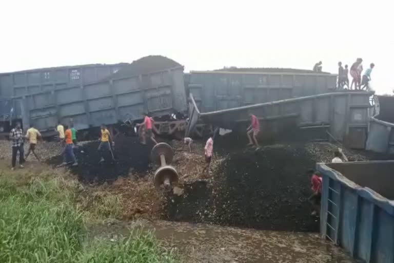 Death while taking selfie  Death while climbing a train  Death while taking selfie in Bihar  Death while taking selfie on the train in Bihar  Man dies while taking selfie standing above the train in Bihar  തീവണ്ടിക്ക് മുകളില്‍ നിന്ന് സെല്‍ഫി  പാളം തെറ്റിയ തീവണ്ടിക്ക് മുകളില്‍ നിന്ന് സെല്‍ഫി എടുക്കാന്‍ ശ്രമം  തീവണ്ടിക്ക് മുകളില്‍ നിന്ന് സെല്‍ഫി എടുക്കാന്‍ ശ്രമിച്ചയാള്‍ മരിച്ചു  ബിഹാറില്‍ തീവണ്ടിക്ക് മുകളില്‍ നിന്ന് സെല്‍ഫി എടുക്കുന്നതിനിടെ വൈദ്യുതാഘാതമേറ്റ് മരണം  വൈദ്യുതാഘാതമേറ്റുള്ള മരണം  Goods train derailed in bihar  ബിഹാറില്‍ ഗുഡ്‌സ് ട്രെയിന്‍ പാളം തെറ്റി  ബിഹാര്‍ നളന്ദില്‍ ഗുഡ്‌സ് തീവണ്ടി പാളം തെറ്റി  ഏകംഗർസരായ് റെയിൽവേ സ്‌റ്റേഷന്‍  Naland  died by electrocution  Ekangarsarai railway station  Train derailed in Ekangarsarai railway station  Latest News  Bihar News  News related to Train Accident  Train derailed in Bihar  പാളം തെറ്റിയ ഗുഡ്‌സ് തീവണ്ടിക്കൊപ്പം സെല്‍ഫി എടുക്കുന്നതിനിടെ ഒരാള്‍ മരിച്ചു  റെയിൽ ഗതാഗതം തടസ്സപ്പെട്ടു  നളന്ദ്  തീവണ്ടിയുടെ ബോഗികള്‍  Boggies of Train  തീവണ്ടിക്ക് മുകളില്‍ കയറി നിന്ന് സെല്‍ഫി എടുക്കാന്‍ ശ്രമിച്ചയാള്‍ വൈദ്യുതാഘാതമേറ്റ് മരിച്ചു  ബിഹാറില്‍ സെല്‍ഫി എടുക്കാന്‍ ശ്രമിച്ചയാള്‍ വൈദ്യുതാഘാതമേറ്റ് മരിച്ചു