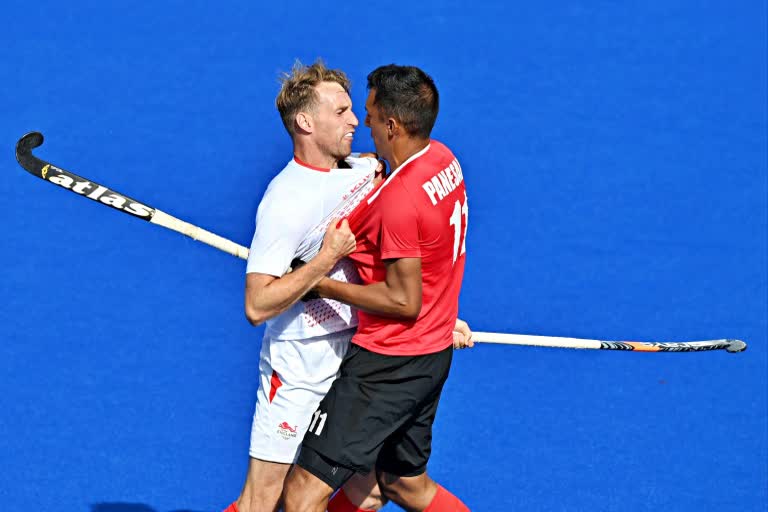 commonwealth games 2022  CWG 2022  England thrash Canada in CWG 2022  mens hockey at CWG 2022  Birmingham  Chris Griffiths  Balraj Panesar  players scuffled in the live match  कॉमनवेल्थ गेम्स 2022  इंग्लैंड और कनाडा के बीच पुरुष हॉकी मैच  बलराज पनेसर  क्रिस ग्रिफिथ  लाइव मैच में खिलाड़ियों ने की हाथापाई