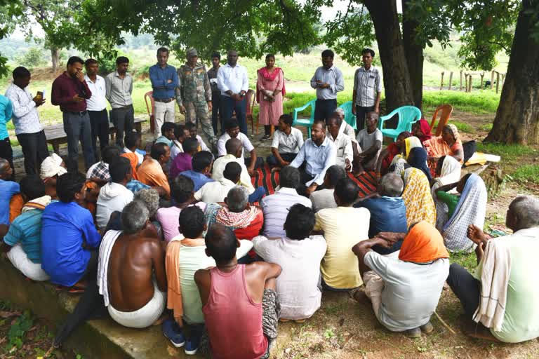 Collector arrived in Balrampur to assess drought affected fields