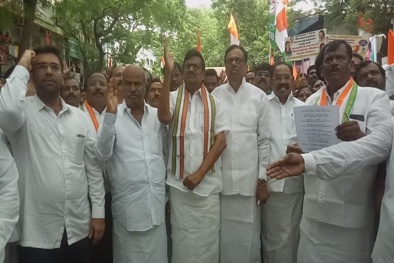 பெட்ரோல், டீசல் விலை உயர்வுக்கு எதிர்ப்பு தெரிவித்து ஆளுநர் மாளிகை நோக்கி காங்கிரஸ் பேரணி!