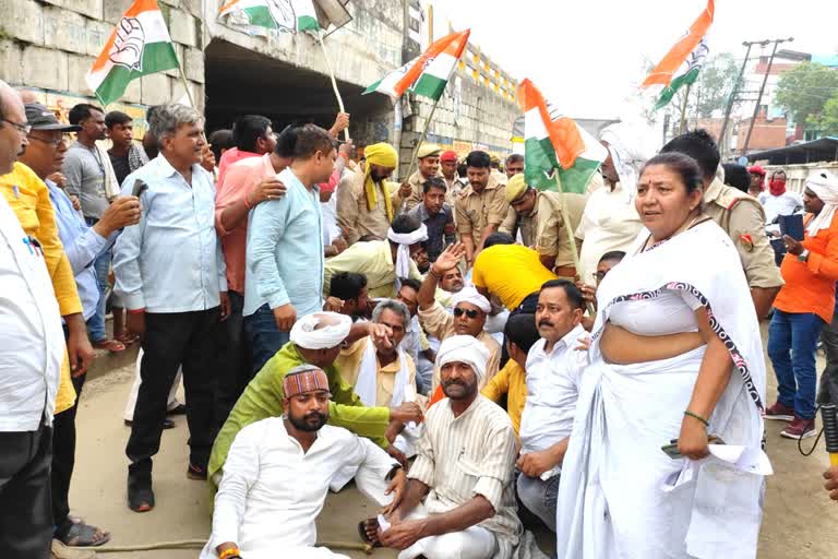 कांग्रेस ने यूपी में केन्द्र सरकार के खिलाफ विरोध प्रदर्शन किया