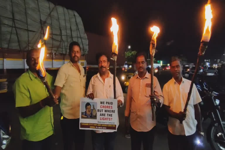 விளக்கில்லாத சாலையில் தொடரும் விபத்துகள்; சுங்க சாவடியை அகற்ற நடவடிக்கை எடுக்க கோரிக்கை