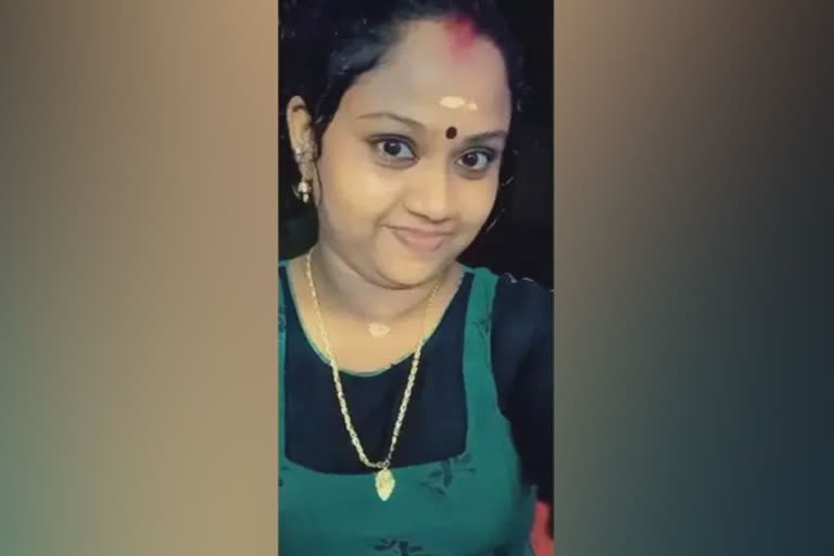 woman dies after falling in canal  chalakudy railway track accident  woman falls into canal dies thrissur  തോട്ടിൽ വീണ യുവതി മരിച്ചു  റെയിൽവേ ട്രാക്കിലൂടെ നടക്കവെ അപകടം  ചാലക്കുടി റെയിൽവേ ട്രാക്ക് അപകടം  അപകടം