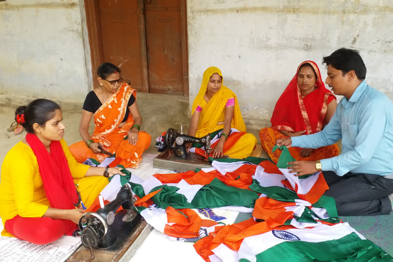 महिलायें तैयार कर रहीं झंडे