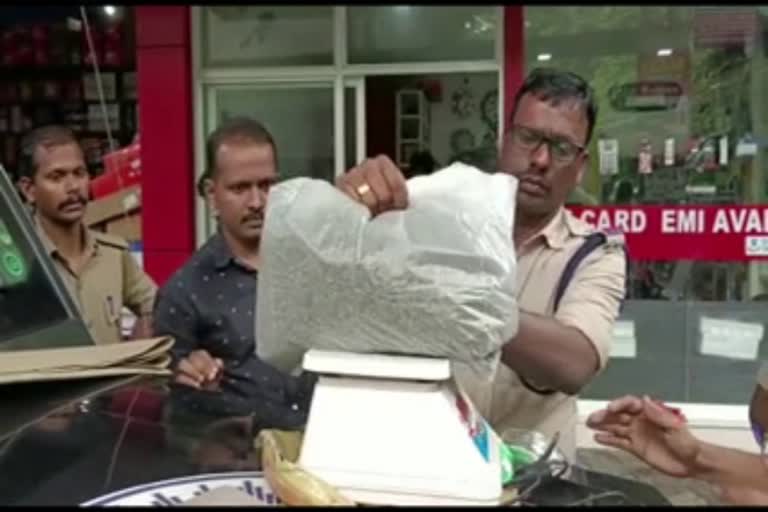 കഞ്ചാവുമായി യുവാവ് അറസ്റ്റിൽ  A man arrested with Ganja  A man arrested with Ganja in nilambur in malappuram  കഞ്ചാവ്‌ കേസ്  നിലമ്പൂര്‍ കഞ്ചാവ് കേസ്  മലപ്പുറം ഇന്നത്തെ വാര്‍ത്തകള്‍  മലപ്പുറം വാര്‍ത്ത  ജില്ലാ വാര്‍ത്തകള്‍  പ്രാദേശിക വാര്‍ത്തകള്‍  നിലമ്പൂര്‍ പൊലീസ് സ്റ്റേഷന്‍  വില്‍പനക്കായി സൂക്ഷിച്ച രണ്ടര കിലോ കഞ്ചാവ് പിടിച്ചു  പൊലീസ്  നിലമ്പൂര്‍ പൊലീസ്  man arrested with Ganja at nilambur malappuram  malappuram