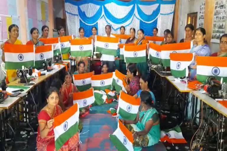 Bagalkote Women preparing National Flags for success of Har Ghar Tiranga