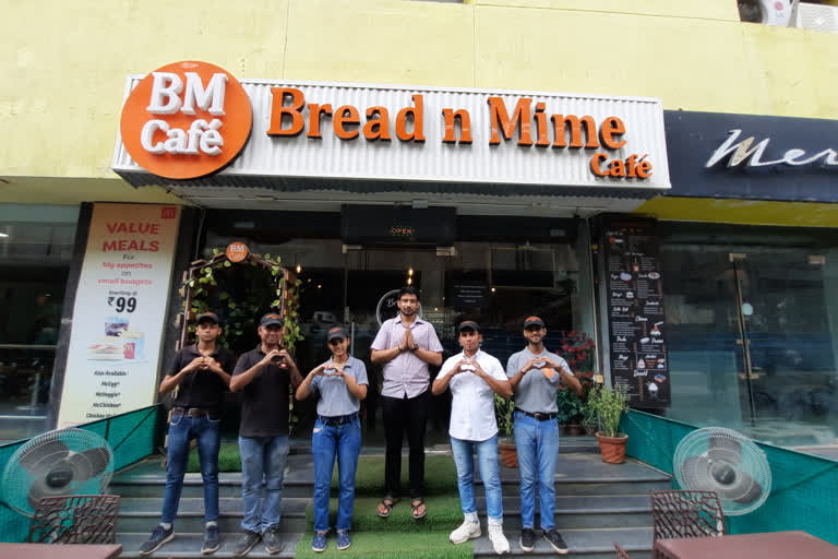 Agra Bread and Mime restaurant hires deaf and mute workers