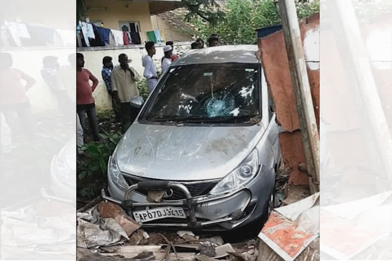 vijayawada-car-accident-near-patharajarajeshwaripet