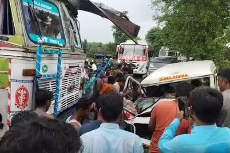 Ambulance and truck collide in Latehar