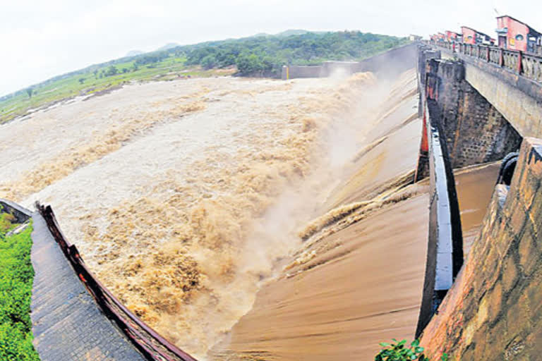 ప్రాజెక్టులపై నీటిపారుదలశాఖ శీతకన్ను