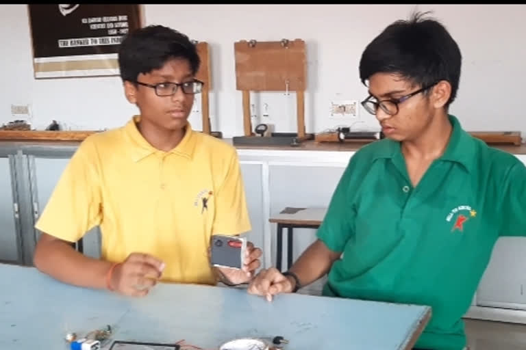 Varanasi: School students manufacture tracking device for trapped soldiers