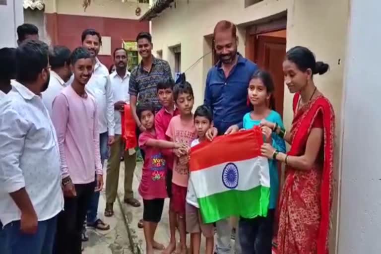 har-ghar-tiranga-abhiyana-ex-mayor-distributed-the-tiranga