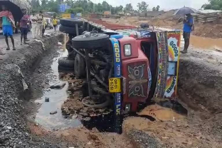 ଗୋରୁ ବୋଝେଇ ଟ୍ରକ ଦୁର୍ଘଟଣାଗ୍ରସ୍ଥ, 10 ଗାଈ ମୃତ