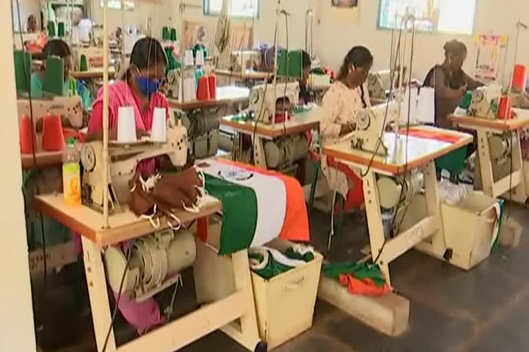 Bengeri Khadi gramodyoga Organization is not Satisfied about Polyester national flags