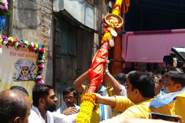 100 people sign on Eye Donation Commitment during a Khuti Puja in Kolkata