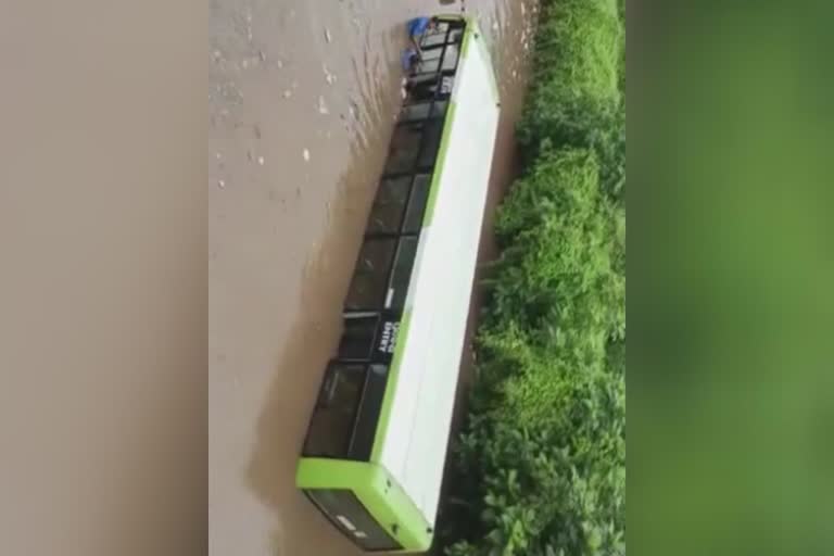 Bhubaneswar flood  bus sank in the flood bhubaneswar  bus sank in the flood  flood  ഭുവനേശ്വറിലെ ജത്‌നി  റയിവേ അടിപ്പാത  വെള്ളപ്പൊക്കത്തിൽ ബസ് മുങ്ങി  ക്യാപിറ്റൽ റീജിയണ്‍ അർബൻ ട്രാൻസ്‌പോർട്ട്