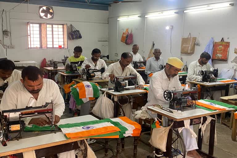 prisoners-are-preparing-flags-in-haridwar-district-jail