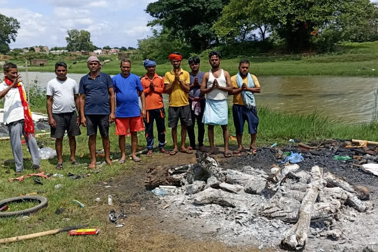 people of Bagodar performed last rites of orphan