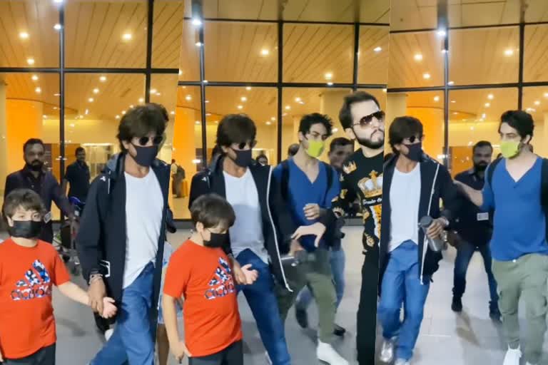 Shah Rukh Khan viral video  Shah Rukh with sons at Mumbai Airport  Shah Rukh Khan angry on fan  Shah Rukh Khan latest movies  Shah Rukh Khan shrugs off as fan holds his hand  ആരാധകന്‍റെ കൈ തട്ടിമാറ്റി ഷാരൂഖ്‌  ആശ്വസിപ്പിച്ച് ആര്യന്‍  ആരാധകനോട് ക്ഷുഭിതനാകുന്ന ഷാരൂഖിന്‍റെ വീഡിയോ  ആര്യന്‍ ഖാനും അബ്രം ഖാനുമൊപ്പം ഷാരൂഖ് ഖാന്‍  ആരാധകന്‍ ഓടിവന്ന് ഷാരൂഖിന്‍റെ കയ്യില്‍ കയറിപ്പിടിച്ച്  ആരാധകനോട് ക്ഷുഭിതനായി ഷാരൂഖ്‌ ഖാന്‍  ഷാരൂഖിനൊപ്പം സെല്‍ഫി