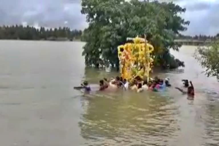 ನದಿಯಲ್ಲಿ ಶವ ಹೊತ್ತು ಸಾಗಿದ ಗ್ರಾಮಸ್ಥರು