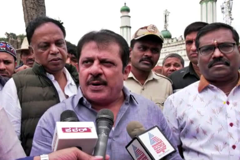 national flag at Chamrajpet Eidgah Maidan  MLA Zameer Ahmed  Chamrajpet Eidgah Maidan  Chamrajpet Eidgah Maidan row news  Bengaluru news  ಚಾಮರಾಜಪೇಟೆ ಇತಿಹಾಸದಲ್ಲೇ ಮೊದಲ ಬಾರಿ ಈದ್ಗಾ ಮೈದಾನದಲ್ಲಿ ಧ್ವಜಾರೋಹಣ  ಶಾಸಕ ಜಮೀರ್ ಅಹಮದ್​ ಈದ್ಗಾ ಮೈದಾನದಲ್ಲಿ ಆಗಸ್ಟ್ 15ರಂದು ಧ್ವಜಾರೋಹಣ  ಧ್ವಜಾರೋಹಣ ಕಾರ್ಯಕ್ರಮಕ್ಕಾಗಿ ಸಿದ್ಧತೆ  ಈದ್ಗಾ ಮೈದಾನ ವಿವಾದ ಸುದ್ದಿ  ಬೆಂಗಳೂರು ಸುದ್ದಿ