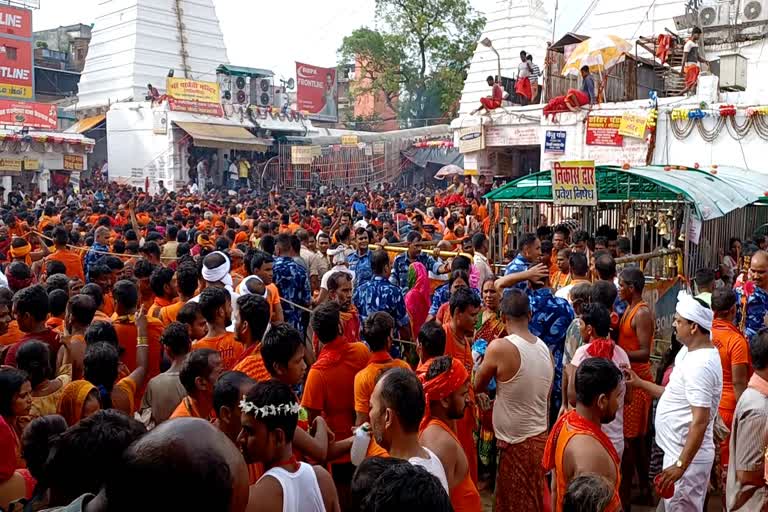 Crowd of devotees gathered in Deoghar