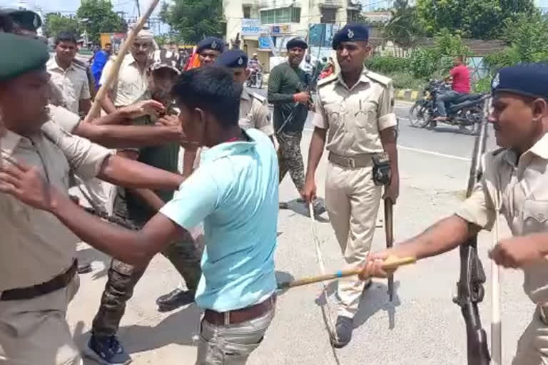बगहा में आरोपी की गिरफ्तारी के लिए प्रदर्शन