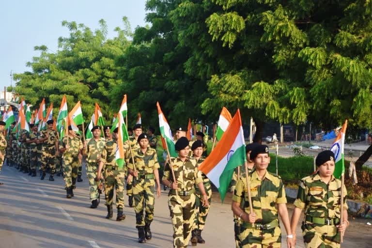 Har Ghar Tiranga: ગાંધીધામમાં રાષ્ટ્રધ્વજ વિશે જાગૃતિ માટે BSFના જવાનોએ 5 કિલોમીટરની વોકેથોન ડ્રાઇવ યોજી