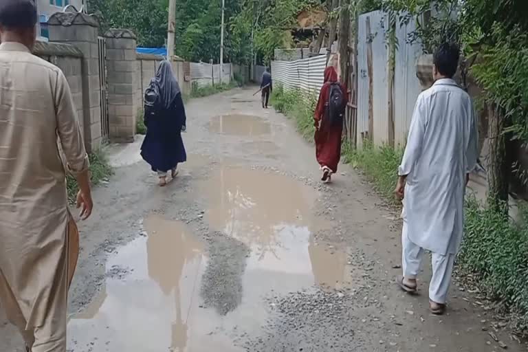 noorabad-tral-road-in-shambles-commuters-aghast
