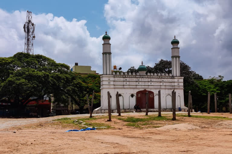 Chamarajpet Eidgah wall  demolish Chamarajpet Eidgah wall  Pro Hindu organizations demand  Chamarajpet Eidgah wall issue  ಚಾಮರಾಜಪೇಟೆ ಮೈದಾನದ ವಿವಾದ  ಈದ್ಗಾ ಗೋಡೆ ಒಡೆದು ಹಾಕುವಂತೆ ಹಿಂದೂ ಪರ ಸಂಘಟನೆಗಳ ಆಗ್ರಹ  ಈದ್ಗಾ ಮೈದಾನ ವಿವಾದ  ಚಾಮರಾಜಪೇಟೆ ಈದ್ಗಾ ಮೈದಾನ ಕಂದಾಯ ಇಲಾಖೆಯ ಸ್ವತ್ತು  ಈದ್ಗಾ ಮೈದಾನ ವಿವಾದ ಸುದ್ದಿ