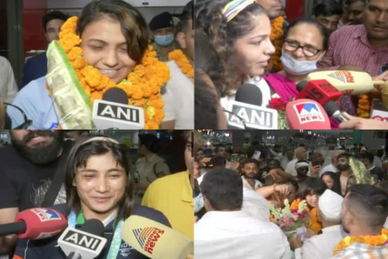 Commonwealth medallists Sakshi Malik  Pooja Sihag  Sakshi Malik Pooja Sihag Pooja Gehlot given warm welcome at Delhi airport  Sakshi Malik  Pooja Gehlot  കോമണ്‍വെല്‍ത്ത് ഗെയിംസ്‌ ജേതാക്കള്‍ക്ക് ഡല്‍ഹി വിമാനത്താളത്തില്‍ വന്‍ സ്വീകരണം  കോമണ്‍വെല്‍ത്ത് ഗെയിംസ്‌  CWG 2022  സാക്ഷി മാലിക്  പൂജ സിഹാഗ്  പൂജ ഗെഹ്‌ലോട്ട്