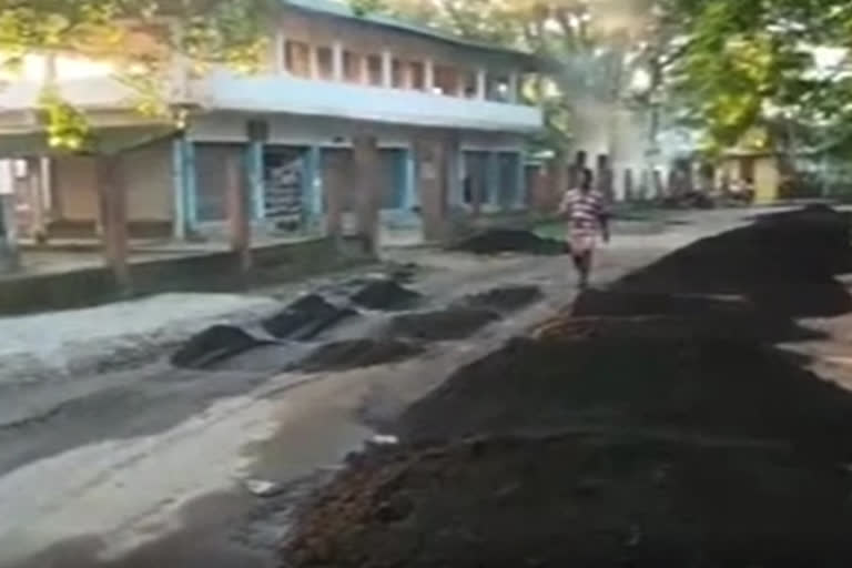 Locals repairs road in Teok