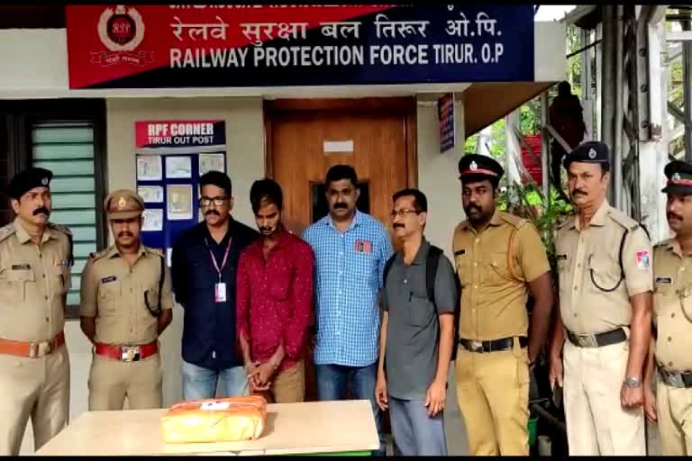 five kg ganja seized malappuram tirur railway station  ganja seized malappuram tirur railway station  Kolkata resident saifudeen got arrested  Malappuram excise  malappuram ganga arrest  തിരൂർ റെയില്‍വേ സ്റ്റേഷനിൽ കഞ്ചാവ് വേട്ട  അഞ്ച് കിലോയോളം കഞ്ചാവ് പിടികൂടി  കൽക്കട്ട സ്വദേശി കഞ്ചാവുമായി പിടിയിൽ  അഞ്ച് കിലോയോളം കഞ്ചാവുമായി കൽക്കട്ട സ്വദേശി സൈഫുദ്ധീനെ പിടികൂടി  തിരൂർ റെയില്‍വേ പോലീസ്  തിരൂർ എക്സൈസ്  കഞ്ചാവ് വേട്ട  മലപ്പുറം പുതിയ വാര്‍ത്ത  മലപ്പുറം ഏറ്റവും പുതിയ വാര്‍ത്ത  latest news in Malappuram  news in malappuram