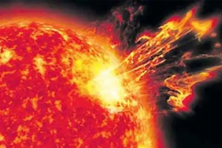 Solar Cycle  solar flares  coronal mass ejections  sunspots  സൂര്യൻ  സൂര്യൻ ഭൂമിക്ക് ഭീഷണി  കൊറോണൽ മാസ് ഇജക്ഷൻ  സോളാർ സൈക്കിൾ  സൺസ്‌പോട്ടുകൾ  സൗരോർജ കാറ്റുകൾ  സൂര്യൻ  ഭൂമി  സൂര്യന്‍റെ കാന്തികമണ്ഡലം  ഉത്തര ധ്രുവങ്ങൾ  ദക്ഷിണ ധ്രുവങ്ങൾ  സൗരയൂഥം  ബഹിരാകാശം  കാന്തിക മണ്ഡലം പുനഃക്രമീകരണം  നാസ റിപ്പോർട്ടുകൾ  Suns magnetic field  solar system  space