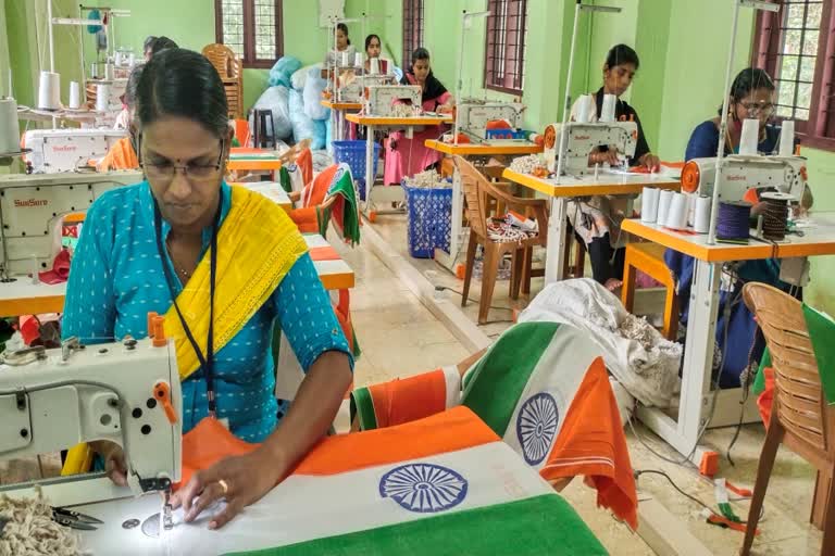 ഹർ ഘർ തിരംഗ  har ghar tiranga  national flag making at kottaym  ദേശീയ പതാകയുടെ നിർമ്മാണത്തിരക്കിൽ കോട്ടയത്തെ കുടുംബശ്രീ പ്രവർത്തകർ  national flag making by kudumbasree unit at kottaym  kudumbasree unit latest news  kottayam latest news  independence day latest news  independence day flag making  kerala news  കേരള വാര്‍ത്തകള്‍  ജില്ല വാര്‍ത്തകള്‍  കോട്ടയം വാർത്തകൾ  കോട്ടയത്തെ കുടുംബശ്രീ പ്രവർത്തകർ  ഹർ ഘർ തിരംഗ യുടെ ഭാഗമായി ദേശീയ പതാക നിർമ്മാണം