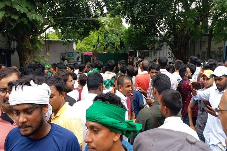 bihar-political-crisis-crowd-outside-tejashwi-yadav-residence