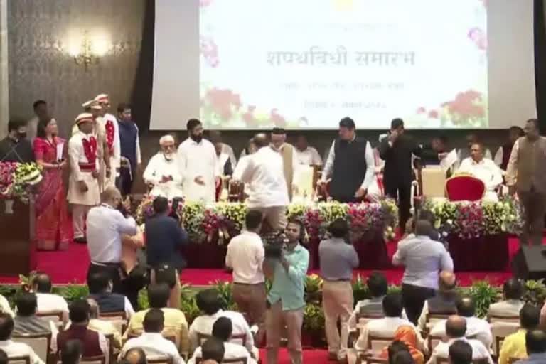 maharastra cabinet expansion  oath taking ceremony was conducted  mahatastra minister eknath shinde  national news  national news today  national news today 2022  national news headlines  latest news headlines  india news latest national news  latest breaking news  maharastra latest news today  രണ്ടംഗ മന്ത്രിസ്ഥാനം വിപുലീകരിച്ച് മഹാരാഷ്‌ട്ര സര്‍ക്കാര്‍  മഹാരാഷ്ട്രയില്‍ സത്യപ്രതിജ്ഞ  ബിജെപിയിലെ ഒന്‍പത് അംഗങ്ങള്‍ ഉള്‍പെടെ സത്യപ്രതിജ്ഞ ചെയ്‌തു  മഹാരാഷ്‌ട്ര മുഖ്യമന്ത്രി ഏകനാഥ് ഷിൻഡെയുടെ മന്ത്രി സഭ  ദേശീയ വാര്‍ത്തകള്‍  ഇന്നത്തെ ദേശീയ വാര്‍ത്തകള്‍  ഏറ്റവും പുതയ ദേശീയ വാര്‍ത്ത  മഹാരാഷ്ട്രയിലെ ഏറ്റവും പുതിയ വാര്‍ത്ത