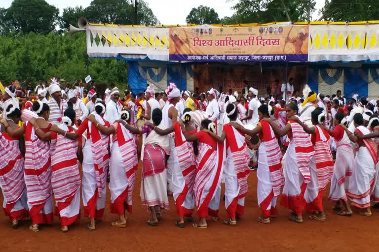जशपुर में विश्व आदिवासी दिवस: सर्व आदिवासी समाज ने नाच गाकर मनाई खुशियां,  program-of-all-tribal-society-organized-on-world-tribal-day-in-jashpur