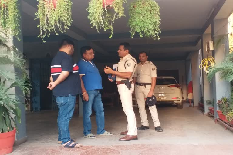 डकैती के बाद जांच करती पुलिस