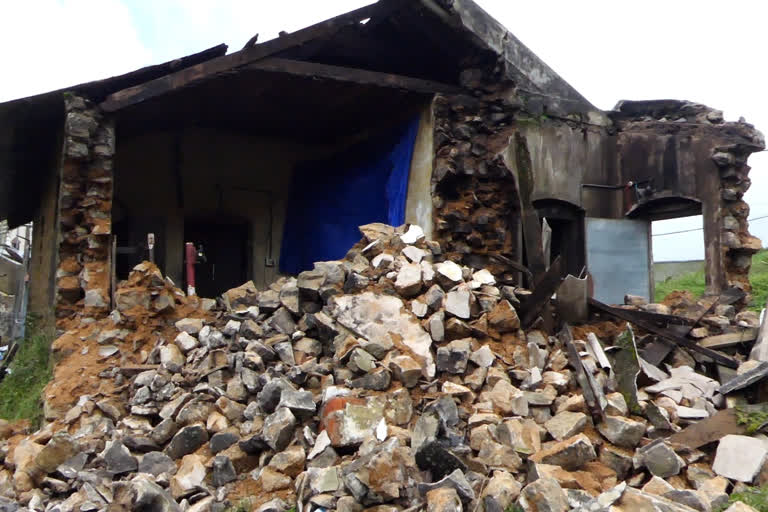 historical monument collapsed in idukki  idukki historical monument  heavy rain after effect  Idukki bodimedu historical monument collapsed  rain in idukki  rain in kerala  idukki news  idukki latest news  idukki rain news  ഇടുക്കി ബോഡിമെട്ടിലുള്ള ചുങ്കപിരിവ് കേന്ദ്രം  ചുങ്കപിരിവ് കേന്ദ്രം തകര്‍ന്നു  തിരുവിതാംകൂർ രാജഭരണകാലത്തെ ചുങ്കപ്പിരിവ് കേന്ദ്രം തകര്‍ന്നു  ബോഡിമെട് കസ്റ്റംസ് ഹൗസ്  bodimedu customs house  ഇടുക്കി മഴ വാര്‍ത്ത  കേരളത്തിലെ പുതിയ വാര്‍ത്ത  ഇടുക്കി ഏറ്റവും പുതിയ വാര്‍ത്ത  ഏറ്റവും പുതിയ വാര്‍ത്ത  മഴ ദുരന്തം