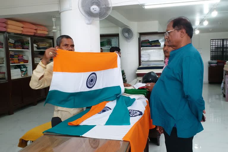 Good day for Khadi Gramodyog due to Har Ghar Tiranga campaign; 75 percent increase in sales of Tiranga