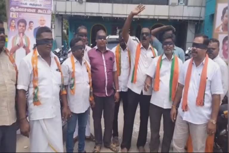 பாஜக மாவட்ட தலைமையை கண்டித்து  நிர்வாகிகள் கருப்பு துணி கட்டி ஆர்ப்பாட்டம்!