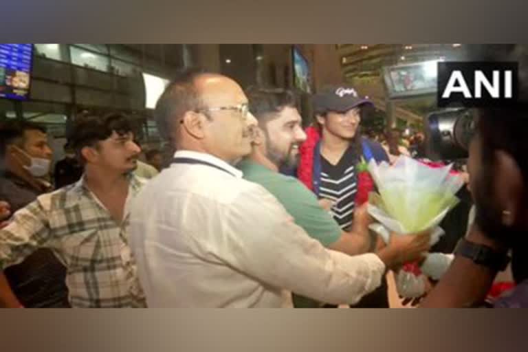 CWG 2022  PV Sindhu  Kidambi Srikanth  Chirag Shetty  Hyderabad airport  PV Sindhu receive warm welcome at Hyderabad airport  സിന്ധുവും ശ്രീകാന്തും ചിരാഗും തിരിച്ചെത്തി  കോമണ്‍വെല്‍ത്ത് ഗെയിംസ്  പിവി സിന്ധു  കിഡംബി ശ്രീകാന്ത്  ചിരാഗ് ഷെട്ടി