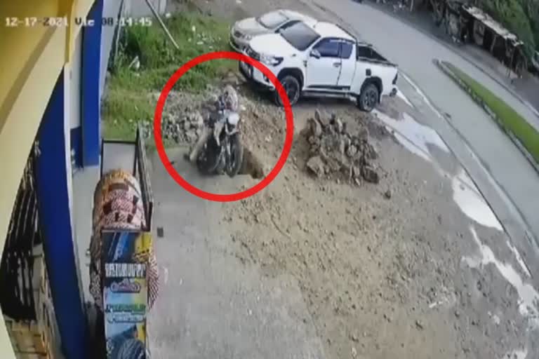 Video: வரலாம் வரலாம் வா வா.. பைக்கை திருப்பியபோது நேர்ந்த விபத்து!