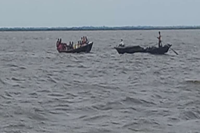 boat-stuck-in-fast-flow-of-ganga-in-sahibganj