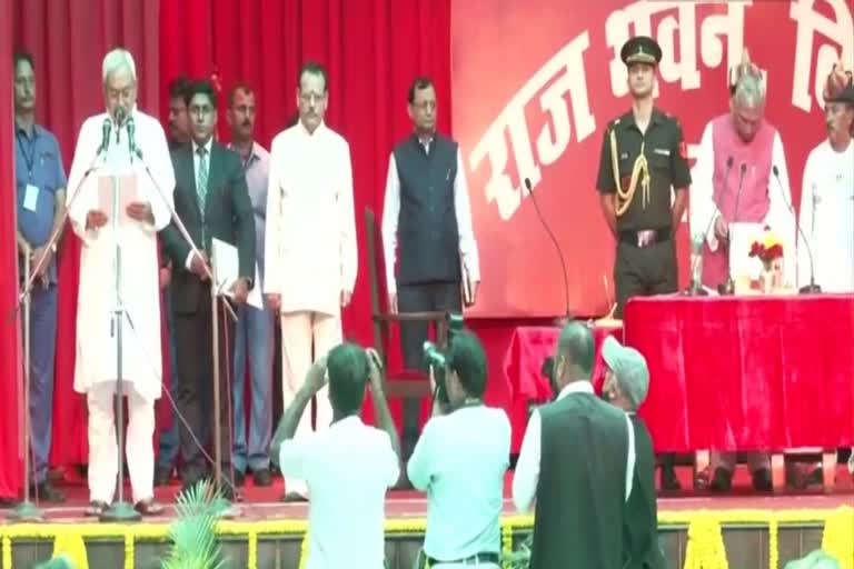 Nitish Kumar Tejashwi Yadav Swearing  Bihar New Government  Bihar Latest News  Bihar New Government Swearing Updates  Nitish Kumar and Tejashwi Yadav Swearing as Chief Minister and Deputy CM of Bihar  ബിഹാര്‍ മുഖ്യമന്ത്രിയായി നിതീഷ് കുമാര്‍  ബിഹാര്‍ ഉപമുഖ്യമന്ത്രിയായി തേജസ്വി യാദവ്  ബിഹാര്‍ മുഖ്യമന്ത്രിയായി നിതീഷ് കുമാറും ഉപമുഖ്യമന്ത്രിയായി തേജസ്വി യാദവും സത്യപ്രതിജ്ഞ ചെയ്‌തു  രാജ്ഭവനിനകത്ത് ലളിതമായ ചടങ്ങ്