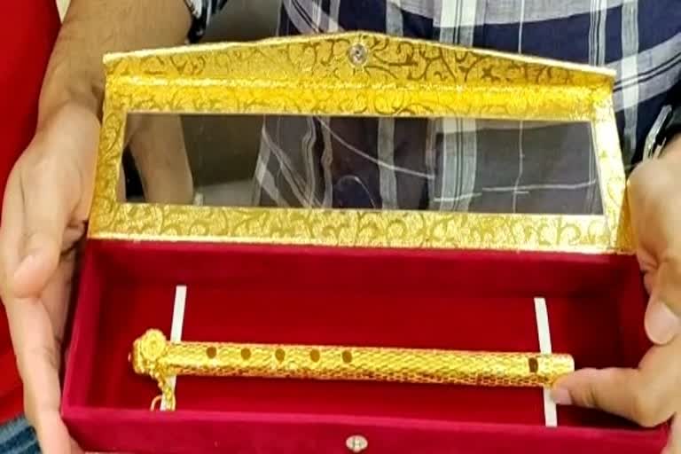 a-devotee-donate-a-golden-flute-to-sai-baba-temple-in-shirdi